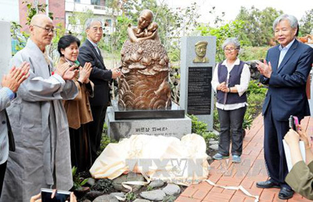 Lễ khánh thành bức tượng đồng “Xin lỗi Việt Nam” (Pieta Việt Nam) tại Trung tâm Hòa bình St. Francis trên đảo Jeju của Hàn Quốc.